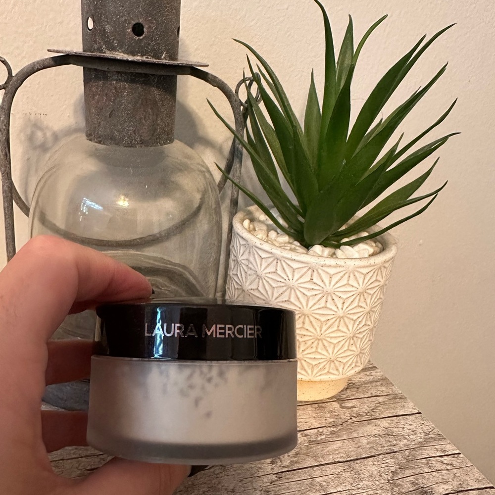Brand new never used Laura Mercier powder